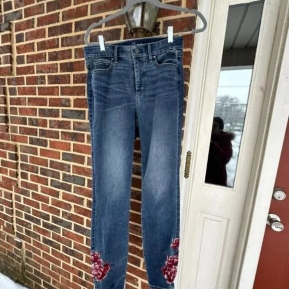 White House Black Market (WHBM) High-Rise Rose Embroidered Skinny Jean, 4L - Picture 6 of 7